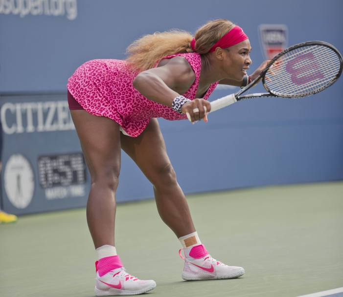La posa molto particolare di Serena scopre un altro dettaglio del suo look: cavigliere rosa e scarpe bianche con rimandi in tinta, abbinate col leopardato inedito del vestito. (Reuters)